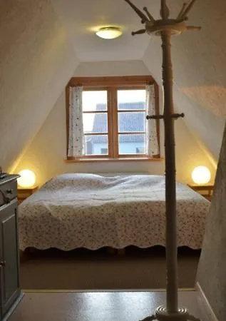 Reethaus Rosengarten Rügen, Gegenüber Von Hiddensee Schaprode